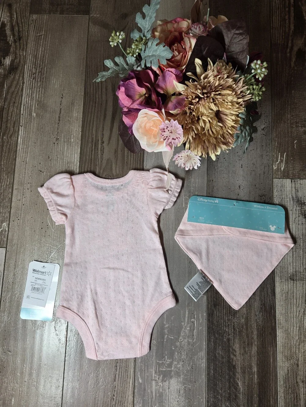 NWT Disney Pink Minnie Mouse Bodysuit with Coordinating Bib – 2pc Size Newborn